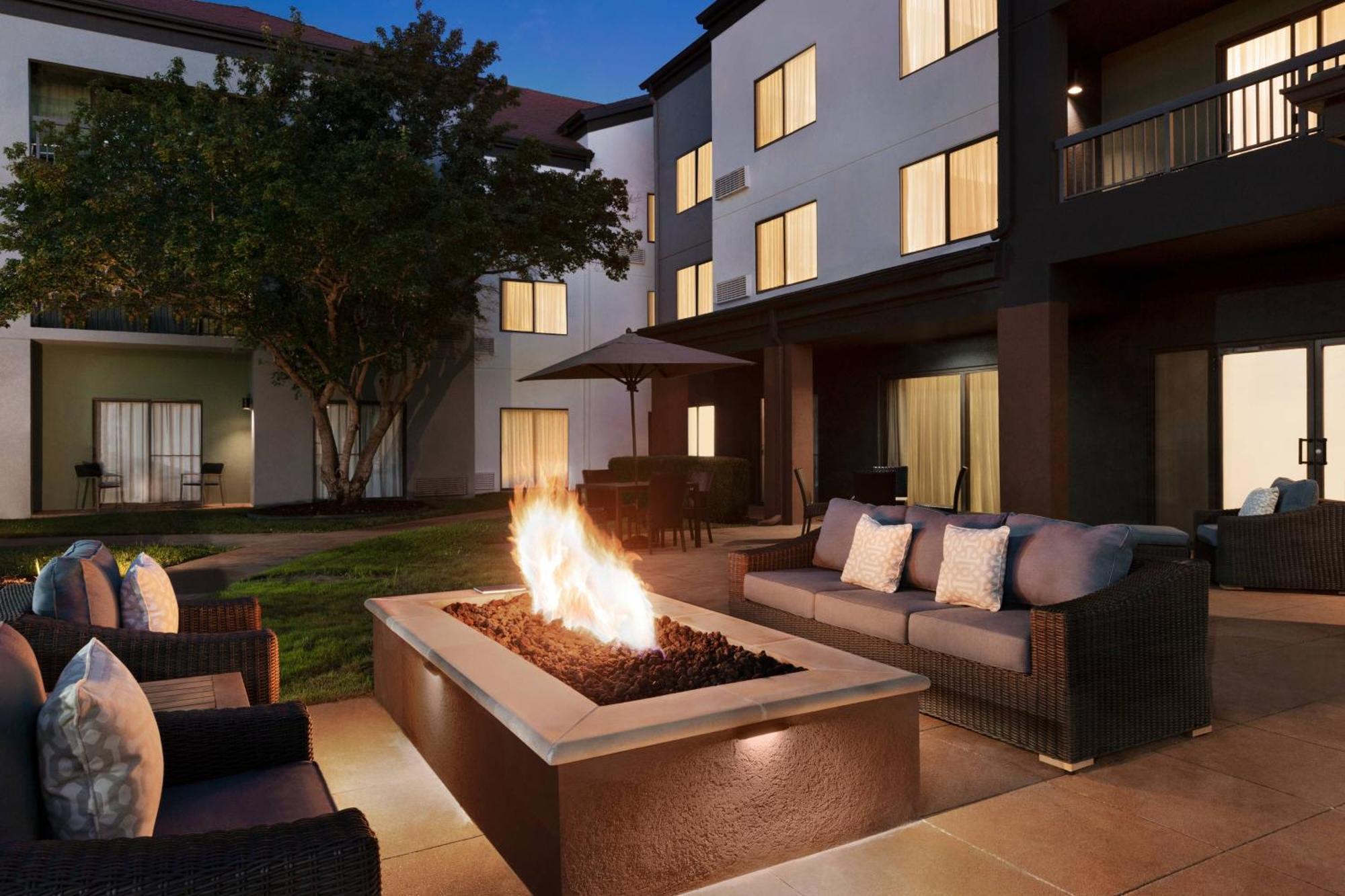 Courtyard By Marriott Tulsa Central Esterno foto
