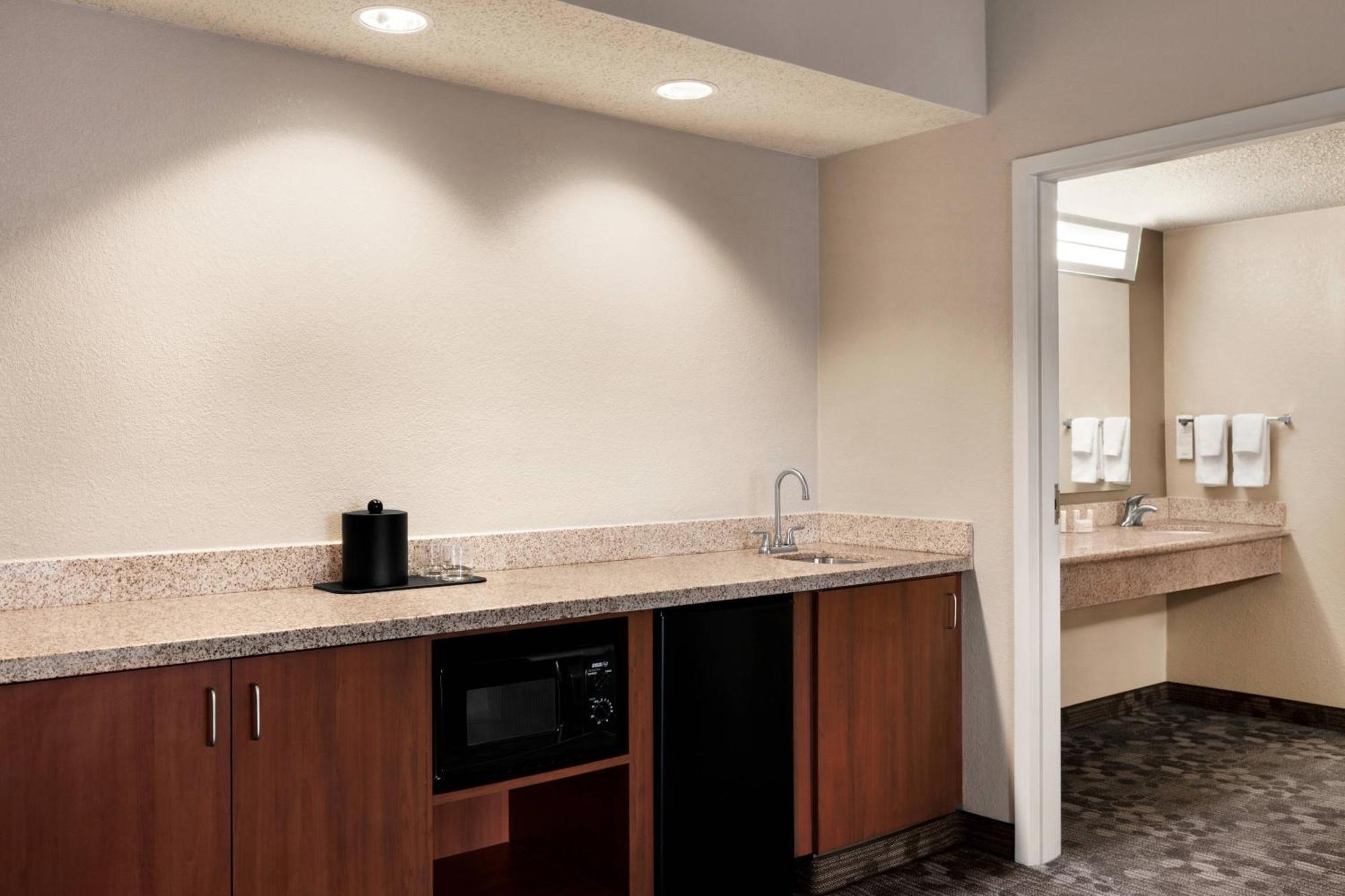 Courtyard By Marriott Tulsa Central Esterno foto