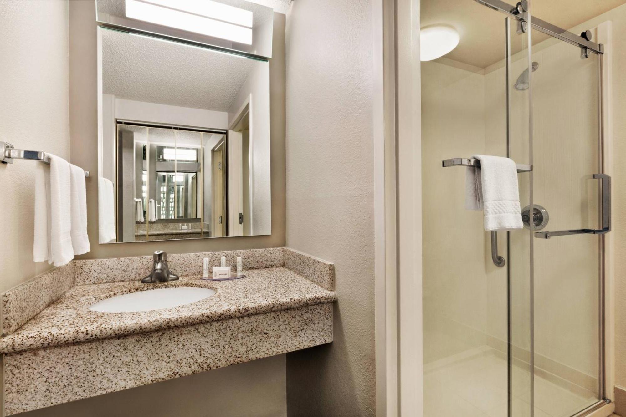 Courtyard By Marriott Tulsa Central Esterno foto